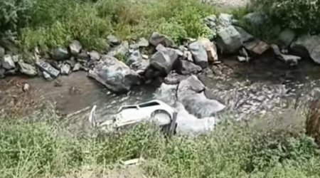 Kəlbəcərdə avtomobil yüksəklikdən aşaraq çaya düşdü - FOTO