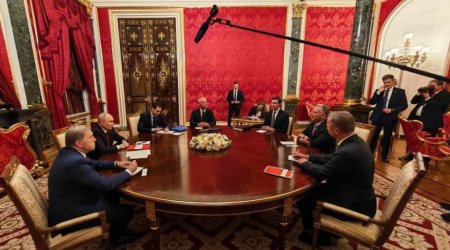 Kremldə Putinlə görüş 3 saatdan çox çəkdi - VİDEO