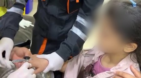 Barmağında üzük sıxılı qaldı: Belə xilas olundu - VİDEO