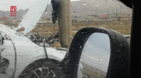 Bakı-Qazax yolunda AĞIR QƏZA - Dəmir arakəsməni dağıdaraq işıq dirəyinə çırpıldı &ndash; FOTO