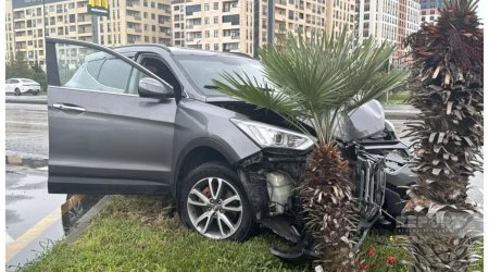 Sumqayıtda avtomobil işıq dirəyini aşırdı - FOTO
