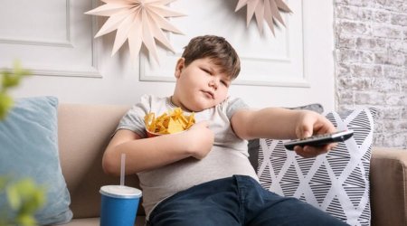 Nə fast food, nə də saatlarla telefon oyunu &ndash; Uşaqların hədsiz kökəlməsinin gizli səbəbi BƏLLİ OLDU