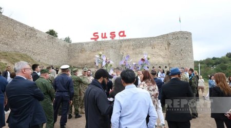 Diplomatik korpus Şuşada qala divarlarını ziyarət etdi - FOTO