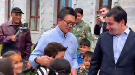 Hikmət Hacıyev və xarici diplomatların şuşalı uşaqlarla səmimi görüşü &ndash; VİDEO