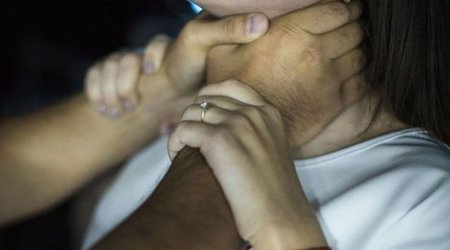 Qohumların yanında arvadını boğdu, öldüyünü düşünüb - Polisə təslim oldu