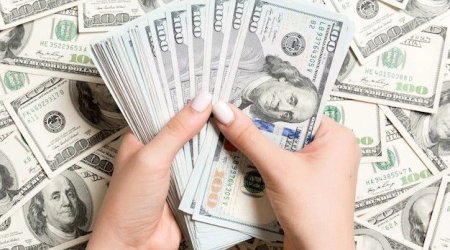 İş adamı sevgilisinə hədiyyə etdiyi 369 min dolları geri istədi