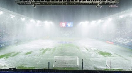 Stadionu su basdı, La Liqa oyunu təxirə salındı - Şəkillər