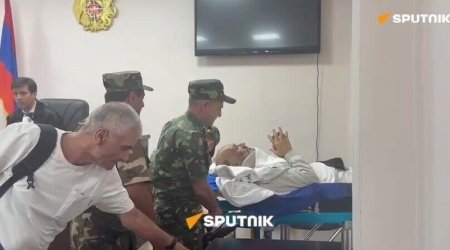 Ermənistanda sabiq nazir məhkəmədən xərəkdə çıxarıldı &ndash; VİDEO