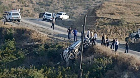 Cəlilabadda "Toyota Prado" yoldan çıxaraq aşdı