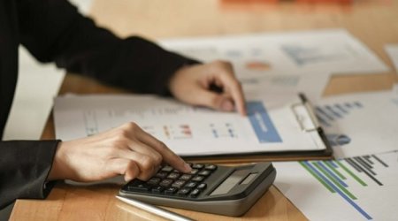 Bank kredit borcuna görə borclunun qohumlarına zəng edə bilər? - AÇIQLAMA