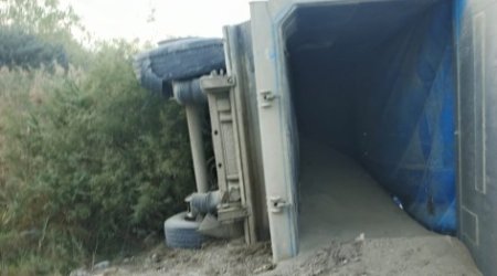 Siyəzəndə qumla dolu yük maşını aşdı - FOTO