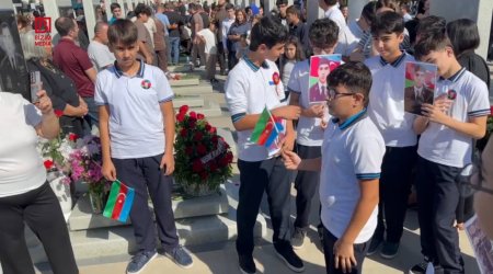 Şəhidlər Xiyabanında kövrək anlar - Uşaqlar &ldquo;Xudayar təsnifi&rdquo;ni ifa etdilər &ndash; VİDEO