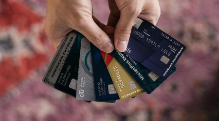 Müddəti bitən kredit kartlarını qayçı ilə kəsib atanlara xəbərdarlıq