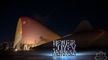 Heydər Əliyev Mərkəzi Çin bayrağının rəngləri ilə işıqlandırıldı - FOTO