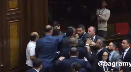 Ermənistan parlamentində deputatlar arasında dava düşdü &ndash; VİDEO