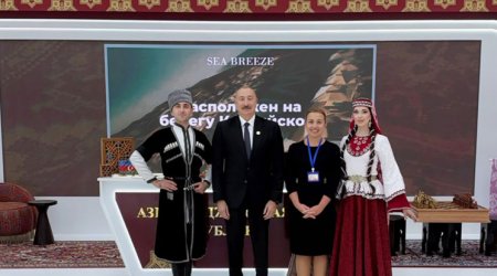 İlham Əliyev Türkmənbaşıda milli stendlərlə tanış oldu &ndash; FOTO