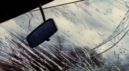 Beyləqanda avtomobil elektrik dirəyinə çırpıldı - &ldquo;Tok&rdquo; sürücünü öldürdü