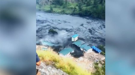 Nepalda çay məcrasından çıxdı, qarşısına çıxanı məhv etdi - VİDEO
