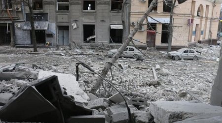 Xarkovda yaşayış binasına raket zərbəsi: Dağıntılar və yaralılar var &ndash; VİDEO