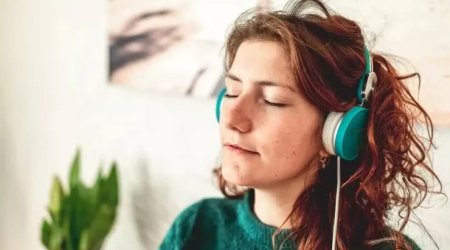 Yemək zamanı dinlədiyiniz musiqi qida seçiminizə təsir edə bilər