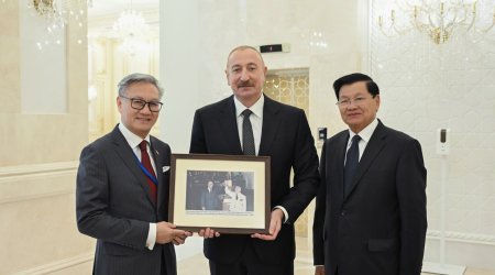 İlham Əliyev Laos Prezidentinə 40 il əvvələ aid tarixi FOTONU göstərdi