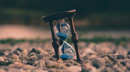 3 saat 2 saat 55 dəqiqədən daha qısa görünür: İfadələrin zaman qavrayışına təsiri
