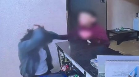 Sərxoş kişi 67 yaşlı qadını vəhşicəsinə döydü &ndash; ANBAAN VİDEO