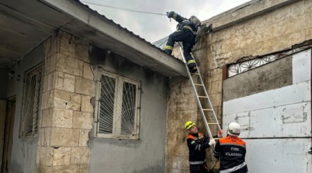 Bakıda yaşayış binasında yanğın: 2 nəfər tüstüdən zəhərləndi
