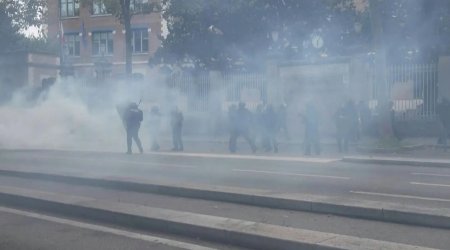 Fransada polis etirazçıları dağıtmaq üçün gözyaşardıcı qazdan istifadə edib - VİDEO