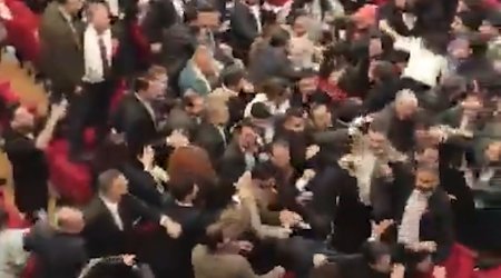 Vəkillərin qurultayı rinqə çevrildi: İstanbulda yumruqlar havada uçuşdu &ndash; VİDEO