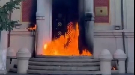 Tiranada etirazçılar Ətraf Mühit Nazirliyinin binasını yandırıb - VİDEO
