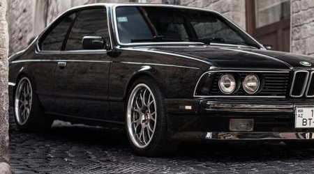 Bakıda 20 yaşlı oğlan sevgilisini BMW-nin içərisində döydü