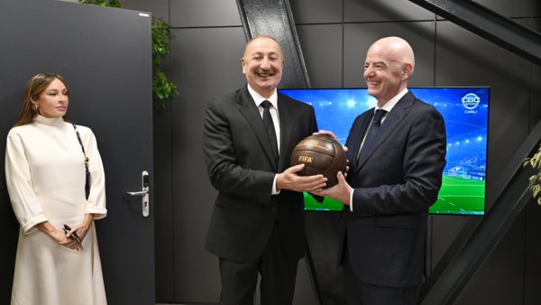 İnfantino Prezidentə xatirə hədiyyələri təqdim edib - FOTOLAR İnfantino Prezidentə xatirə hədiyyələri təqdim edib - FOTOLAR