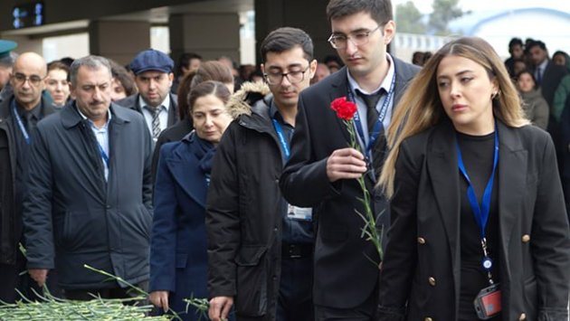 Həlak olanların xatirəsi Bakı aeroportunda anılır - FOTO