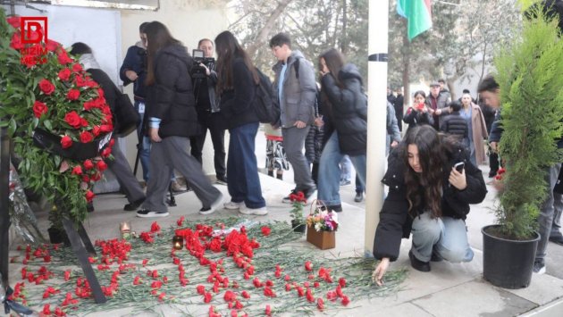 Mərhum pilot İqor Knyaşkinin xatirəsi yaşadığı binanın önündə belə yad olunur - FOTO/VİDEO