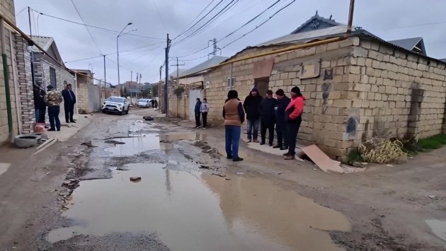 Masazırda kanalizasiya xətti partladı: Yeni çəkilən yol sıradan çıxdı - VİDEO