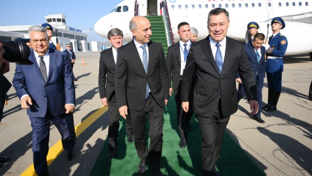 Qırğızıstan Prezidenti Azərbaycana GƏLDİ - FOTO