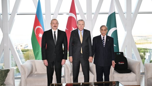 İlham Əliyevin Ərdoğan və Şahbaz Şəriflə üçtərəfli görüşü olub - FOTO