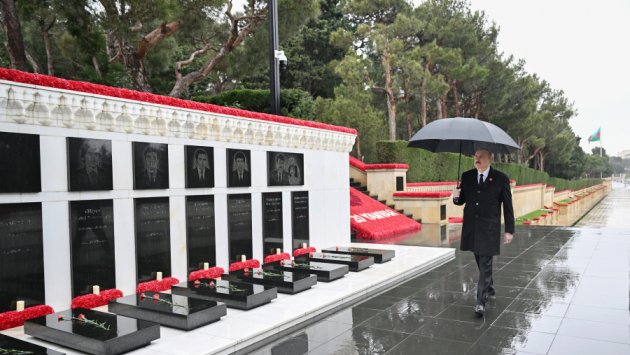 İlham Əliyev 20 Yanvar şəhidlərinin xatirəsini yad etdi - FOTO