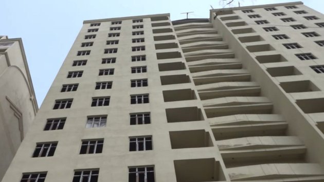 "Evimizi sökdülər, 10 ildir binanı təhvil vermirlər" - VİDEO