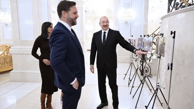 İlham Əliyev Vensə bu fotoları göstərdi &ndash; VİDEO