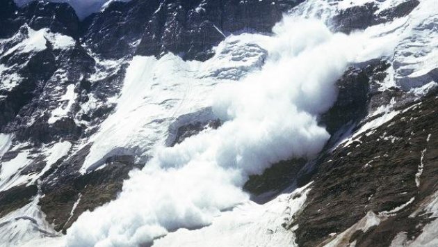 Toğanalı&ndash;Kəlbəcər&ndash;İstisu yolunda qar uçqunu: Hərəkət məhdudlaşdırıldı