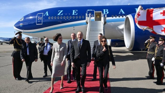 İlham Əliyevin Gürcüstanda qarşılanma mərasimindən YENİ VİDEO