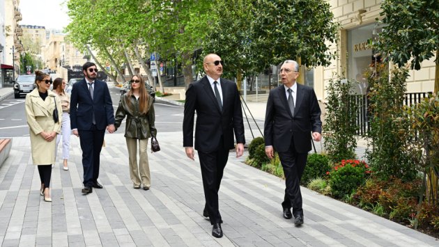 Prezident və ailəsi İslam Səfərli küçəsinin yenidənqurmadan sonra açılışında &ndash; FOTO