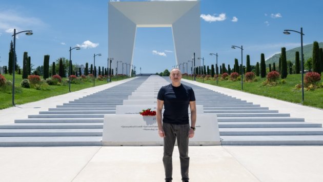 İlham Əliyev Xankəndi şəhərində Zəfər tağının önünə gül dəstələri düzdü - FOTO
