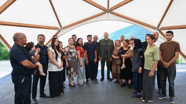 Prezident Kiçik Qaladərəsi kəndində sakinlərlə görüşdü &ndash; FOTO