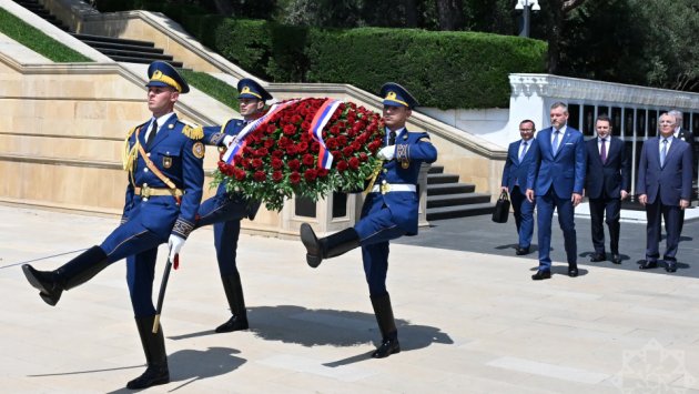 Slovakiya Prezidenti Bakıda şəhidlərin xatirəsini andı &ndash; FOTO