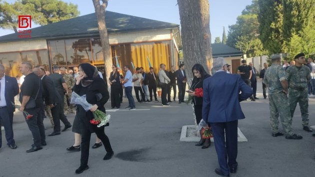 Vətən müharibəsi şəhidlərinin xatirəsi Hərbi Memorial Məzarlıqda yad edilir - FOTO