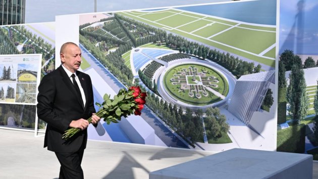 İlham Əliyev Bakıdakı Zəfər parkında şəhidlərin xatirəsini ehtiramla yad etdi