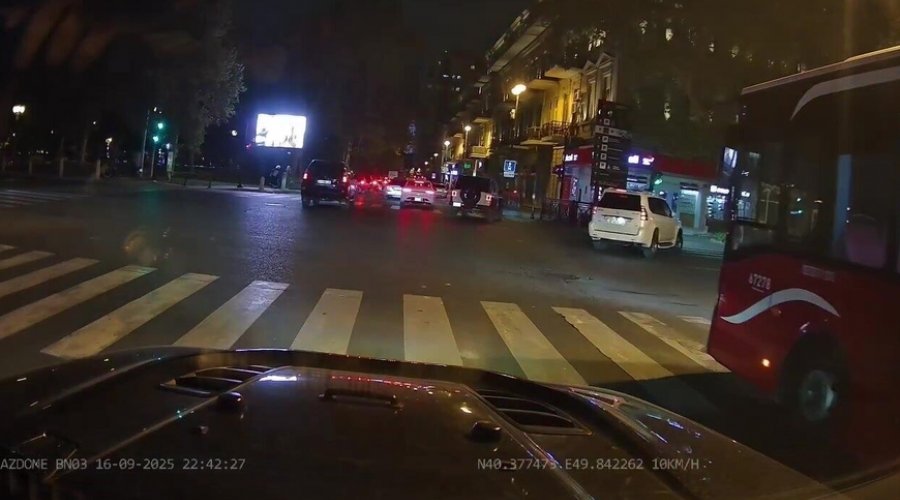Bakıda "Prado" sərnişin avtobusu ilə toqquşdu - ANBAAN VİDEO
